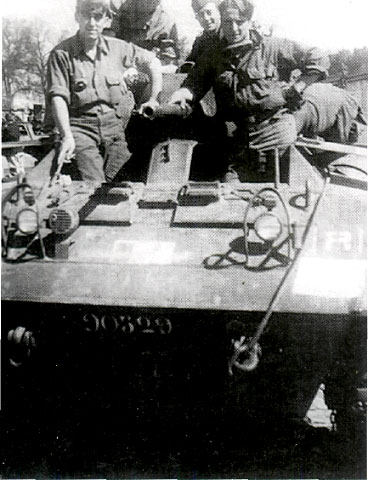 CerfiaFR's tweet photo. 🇫🇷🪖⚫️ FLASH | Roger Le Neurès, l’un des derniers vétérans de la 2e Division blindée du général Leclerc, est mort à l’âge de 103 ans. Français libre, il avait débarqué en Normandie en août 1944, participé à la Libération de Paris, avant de poursuivre les combats jusqu’en Allemagne.