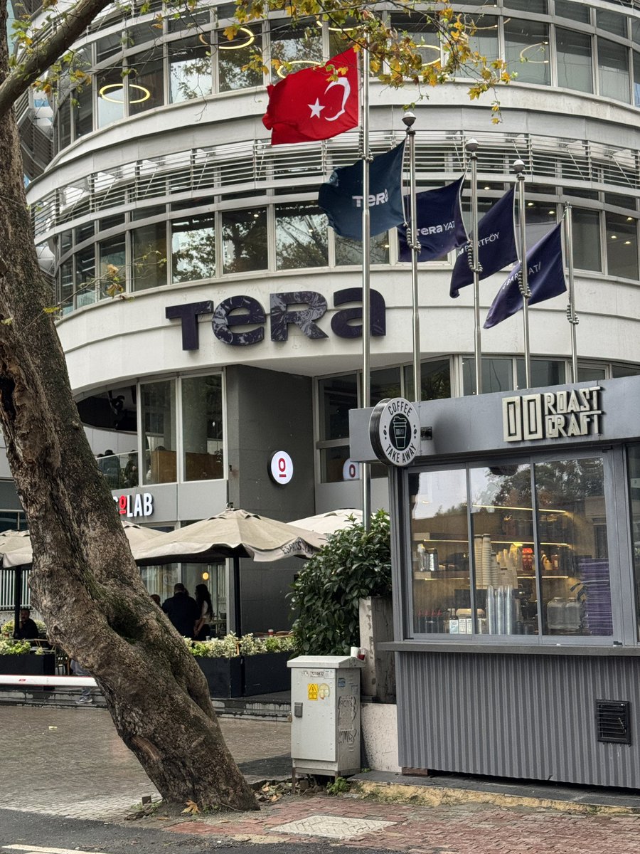 huzursuz_hesap's tweet photo. Geldim, binaya sokmuyorlar.. çok ısrarcı olup uzun yoldan geldiğimi söyledim. Güvenlik içeride Tera’dan kimsenin kalmadığını ve bilgi alamayacağımı söyledi. 

Yine de girdim içeri, birilerinin gelip benimle görüşmesi için bekliyorum. https://t.co/LvqsEKE45e