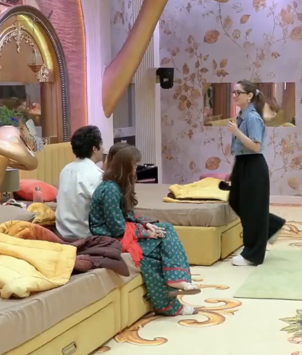 X_usertw's tweet photo. 🚨 BB20 LIVE FEED

Uditi: “Qazi bewkoof baate krta hai, pata ni audience kese like krti hai unko”

Aman: “kya malum kya dikhate hoge 1 hr ke ep. Me”

Clout-chasing besties turning on him the second things don't go their way. Absolute clown behavior! 🎭🔥 #QaziTouqeer #BiggBoss20 https://t.co/dzWltuRumf