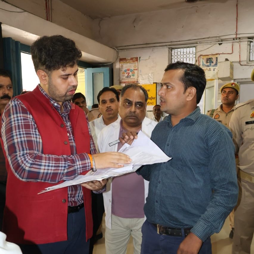 DMMoradabad's tweet photo. आज जिला चिकित्सालय का औचक निरीक्षण कर विभिन्न स्वास्थ्य सेवाओं एवं व्यवस्थाओं का जायजा लिया गया। 
इस दौरान कैश काउंटर, एनसीडी स्क्रीनिंग कक्ष, आभा/रजिस्ट्रेशन काउंटर, विभिन्न ओपीडी, औषधि वितरण कक्ष, किचन, एनआरसी, सर्जिकल वार्ड एवं थैलेसीमिया वार्ड का निरीक्षण किया गया।
निरीक्षण के दौरान ओपीडी में सभी विशेषज्ञ चिकित्सक उपस्थित मिले तथा मरीजों से संवाद कर स्वास्थ्य सेवाओं की जानकारी ली गई। एनसीडी स्क्रीनिंग में रक्तचाप व शुगर के साथ ब्रेस्ट, सर्वाइकल एवं ओरल कैंसर की स्क्रीनिंग सुनिश्चित करने तथा सभी रजिस्ट्रेशन काउंटर पर क्यूआर कोड लगाने और चिकित्सालय में स्वच्छता व्यवस्था को निरंतर बेहतर बनाए रखने के संबंध में निर्देश दिए गए।
@CMOfficeUP
@UPGovt
@PMOIndia
@Comm_Moradabad
@moradabadpolice
@Uppolice
@dgpup
@Cdomoradabad
@PIB_India
@ANINewsUP
@InfoDeptUP