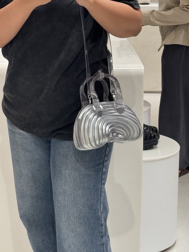 bangsungjjin's tweet photo. Wts Melissa x Diesel Quantum Dome shoulder bag - silver

Brand new, never been used. Jual harga beli

Rp1.900.000

Bisa fullpay atau splitpay, dom jkt https://t.co/DAMhKzLErG