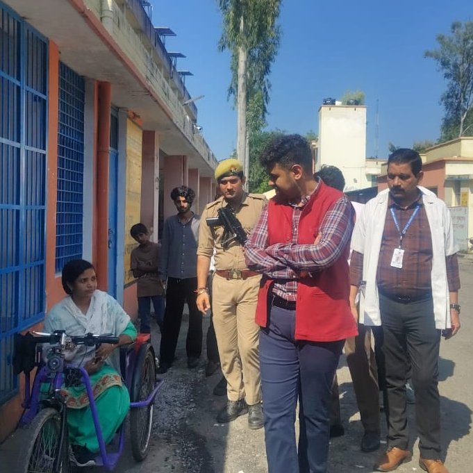DMMoradabad's tweet photo. आज जिला चिकित्सालय का औचक निरीक्षण कर विभिन्न स्वास्थ्य सेवाओं एवं व्यवस्थाओं का जायजा लिया गया। 
इस दौरान कैश काउंटर, एनसीडी स्क्रीनिंग कक्ष, आभा/रजिस्ट्रेशन काउंटर, विभिन्न ओपीडी, औषधि वितरण कक्ष, किचन, एनआरसी, सर्जिकल वार्ड एवं थैलेसीमिया वार्ड का निरीक्षण किया गया।
निरीक्षण के दौरान ओपीडी में सभी विशेषज्ञ चिकित्सक उपस्थित मिले तथा मरीजों से संवाद कर स्वास्थ्य सेवाओं की जानकारी ली गई। एनसीडी स्क्रीनिंग में रक्तचाप व शुगर के साथ ब्रेस्ट, सर्वाइकल एवं ओरल कैंसर की स्क्रीनिंग सुनिश्चित करने तथा सभी रजिस्ट्रेशन काउंटर पर क्यूआर कोड लगाने और चिकित्सालय में स्वच्छता व्यवस्था को निरंतर बेहतर बनाए रखने के संबंध में निर्देश दिए गए।
@CMOfficeUP
@UPGovt
@PMOIndia
@Comm_Moradabad
@moradabadpolice
@Uppolice
@dgpup
@Cdomoradabad
@PIB_India
@ANINewsUP
@InfoDeptUP
