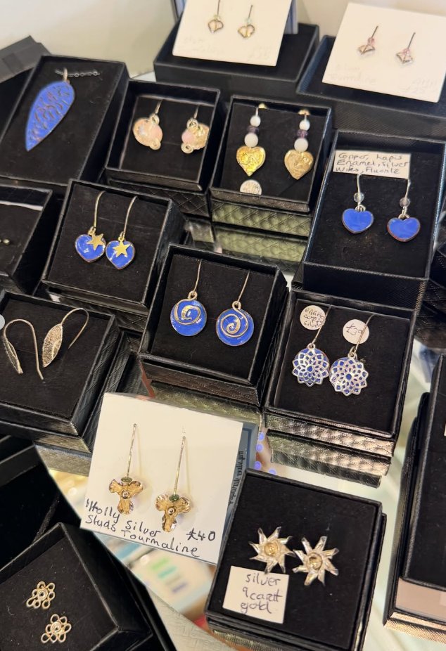 AGSSheffield's tweet photo. Are you looking for an unusual present? We sell 100s of different items that make fabulous and unique gifts...#jewellery #giftideas #sheffield 💍 https://t.co/zU85yNVEFG