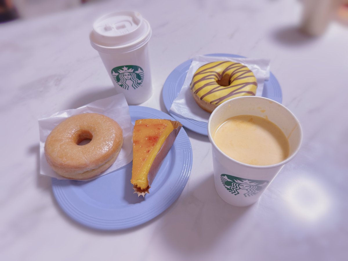 matsuri26dd's tweet photo. もうすぐかぼちゃ好きにとって至福の10月が始まるね🎃🧡
本日先行販売のパンプキンスパイスラテ、スタバのスパイス系のドリンク以前は苦手だったけど風物詩として毎年飲んでたら段々好きになってきた笑
それより紅はるかと安納芋の焼き蜜芋ケー キ🍠が美味すぎて今まで食べてなかったことを大後悔‼️ https://t.co/q0obZ4mqfI