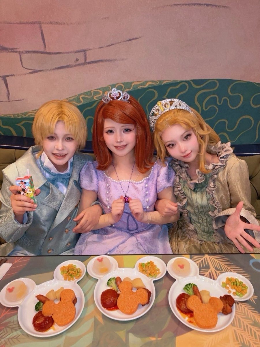 mnni_kk's tweet photo. 今年の仮装始めはソフィアでした💓
みんな手作りの衣装で頑張った！
3人で一緒に行けてよかったよ😿

#Dハロ仮装 #Dハロ仮装2026 https://t.co/VtX0ZAcRjL