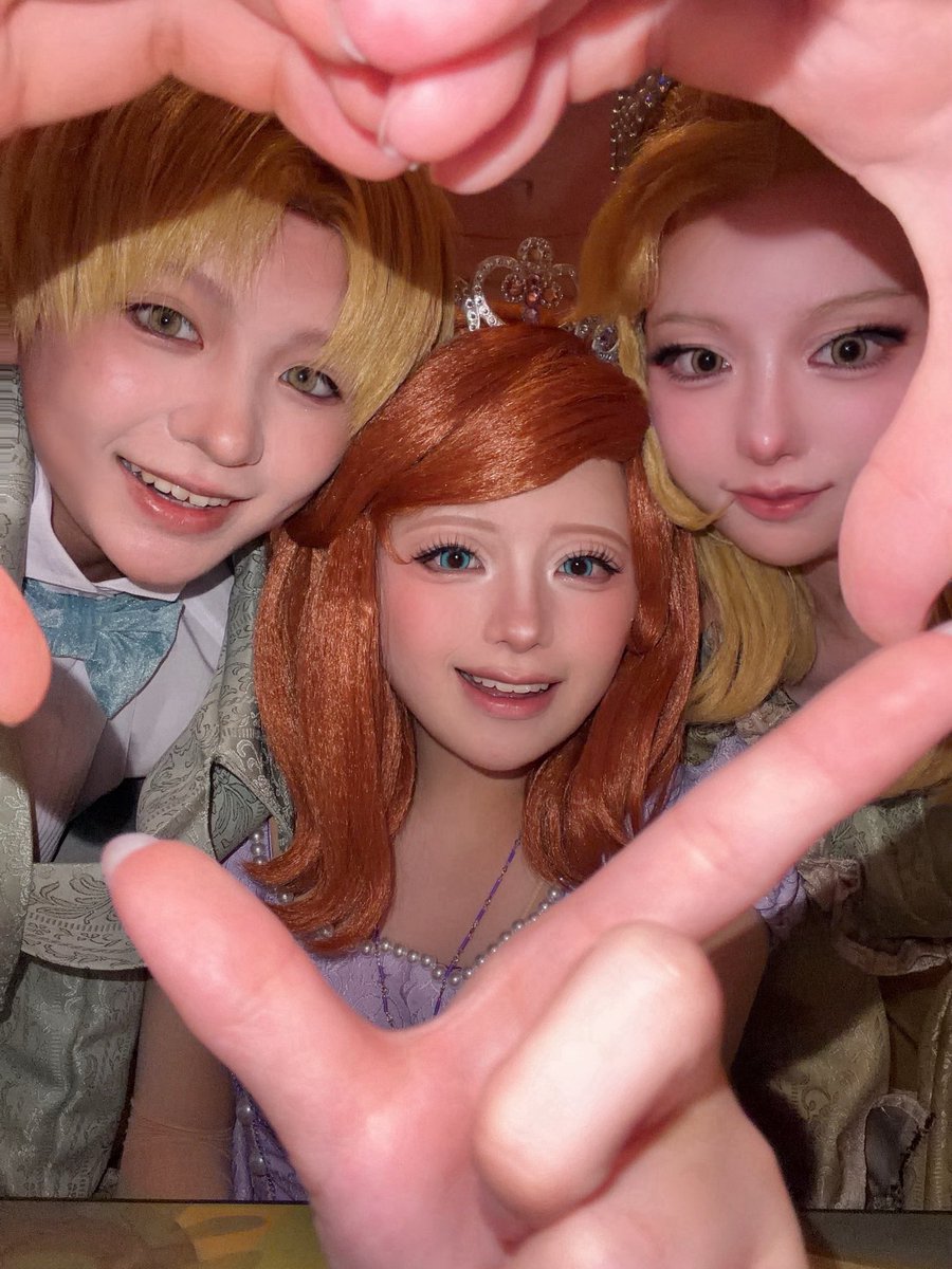 mnni_kk's tweet photo. 今年の仮装始めはソフィアでした💓
みんな手作りの衣装で頑張った！
3人で一緒に行けてよかったよ😿

#Dハロ仮装 #Dハロ仮装2026 https://t.co/VtX0ZAcRjL