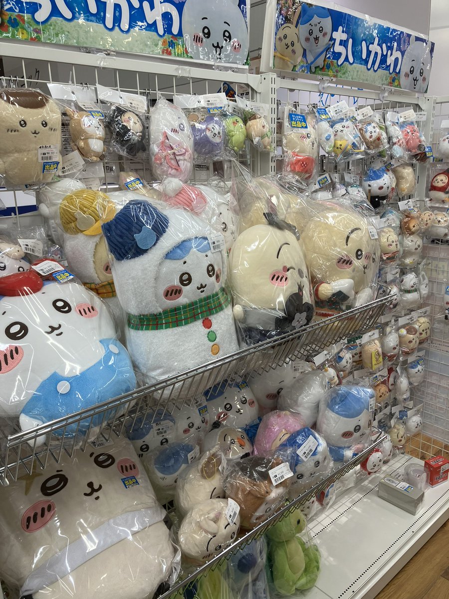 lashin_kasimodi's tweet photo. 【#らしんばん柏モディ店/入荷情報】

#ちいかわ のぬいぐるみやマスコットキーホルダーなどたくさん入荷いたしました🥰

店内入ってすぐのちいかわ特設コーナーにたくさんのちいかわグッズをご用意しておりますので是非ご覧くださいませ💕 https://t.co/jIe1RaF1mR