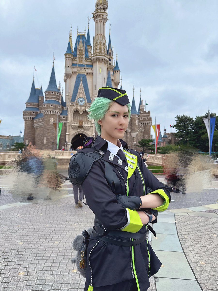 rankoju's tweet photo. 楽しすぎてずっと穏やかな顔の⚡️しかなかった。
初寮服でした。肩にマレ様を添えて

#Dハロ仮装2026
 #Dハロツイステ https://t.co/1a9FXMI6xm