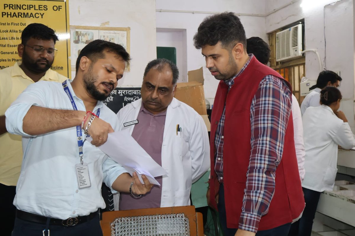 DMMoradabad's tweet photo. आज जिला चिकित्सालय का औचक निरीक्षण कर विभिन्न स्वास्थ्य सेवाओं एवं व्यवस्थाओं का जायजा लिया गया। 
इस दौरान कैश काउंटर, एनसीडी स्क्रीनिंग कक्ष, आभा/रजिस्ट्रेशन काउंटर, विभिन्न ओपीडी, औषधि वितरण कक्ष, किचन, एनआरसी, सर्जिकल वार्ड एवं थैलेसीमिया वार्ड का निरीक्षण किया गया।
निरीक्षण के दौरान ओपीडी में सभी विशेषज्ञ चिकित्सक उपस्थित मिले तथा मरीजों से संवाद कर स्वास्थ्य सेवाओं की जानकारी ली गई। एनसीडी स्क्रीनिंग में रक्तचाप व शुगर के साथ ब्रेस्ट, सर्वाइकल एवं ओरल कैंसर की स्क्रीनिंग सुनिश्चित करने तथा सभी रजिस्ट्रेशन काउंटर पर क्यूआर कोड लगाने और चिकित्सालय में स्वच्छता व्यवस्था को निरंतर बेहतर बनाए रखने के संबंध में निर्देश दिए गए।
@CMOfficeUP
@UPGovt
@PMOIndia
@Comm_Moradabad
@moradabadpolice
@Uppolice
@dgpup
@Cdomoradabad
@PIB_India
@ANINewsUP
@InfoDeptUP
