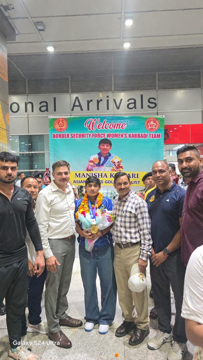 TheSentinelsBSF's tweet photo. 🇮🇳  ASIAN GAMES CHAMPION returns to Hero's welcome! 📷 Seema Prahari Manisha Kumari of BSF, a member of victorious Indian Women's Kabaddi team, returned on 27 Sept 2026 to rousing welcome at IGI Airport by sports lovers &amp; the Prahari Pariwar. https://t.co/dEiXxCDa0U