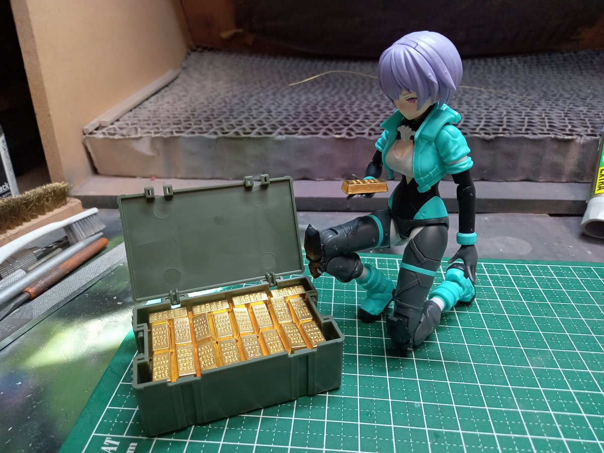S_Onouchi's tweet photo. セリアで金塊を発見🥳
最近の100均はミニチュアアイテムが充実してるねぇ
箱はヘキサギアです
#ヘキサギア
#30MS https://t.co/jOjPFd59Yo