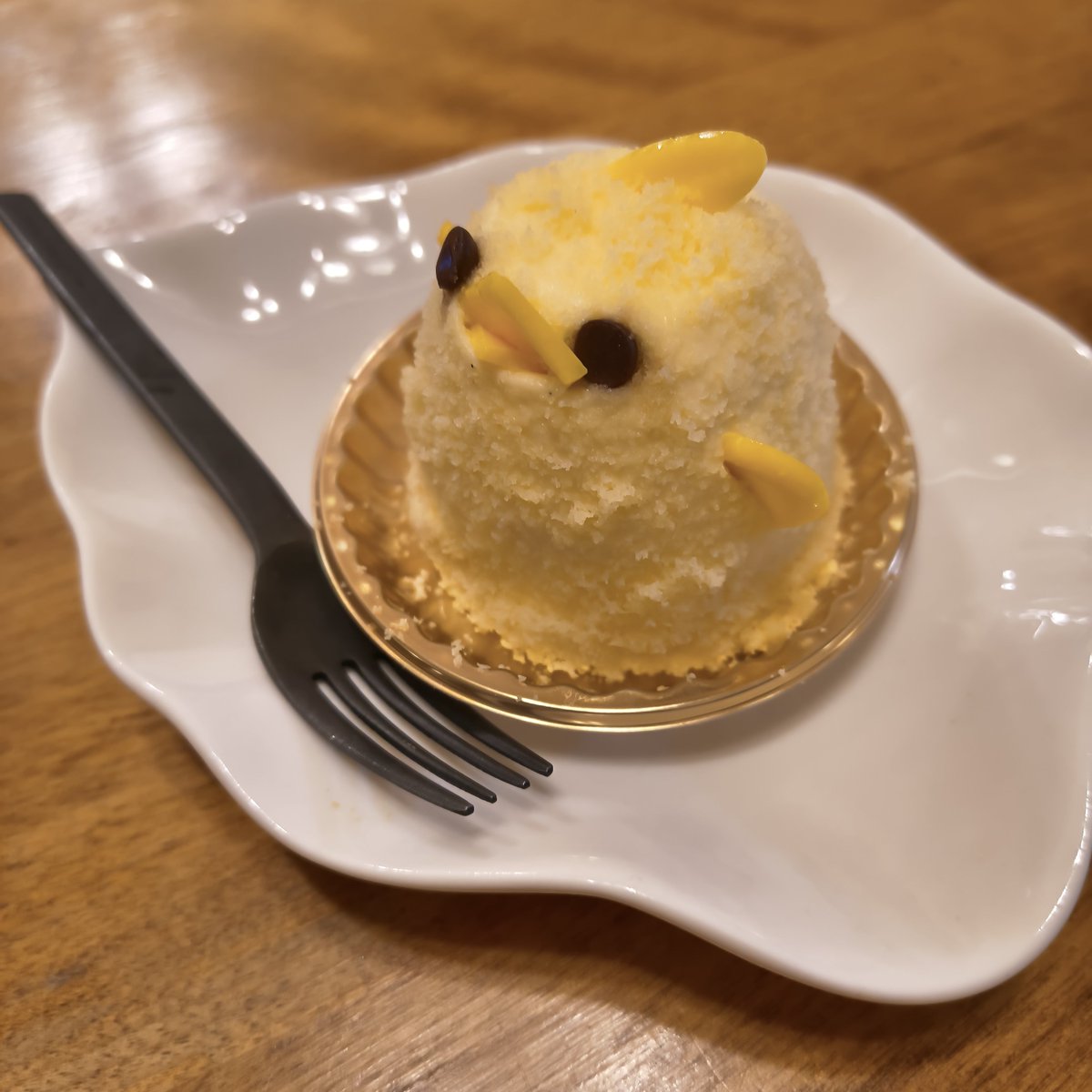 EntammEntang's tweet photo. 「ぴよりん」
名古屋名物だそうで、初めていただきました。
美味しかったです。
これはスプーンで食すのが正しいようです。 https://t.co/7LBOKD3iRS
