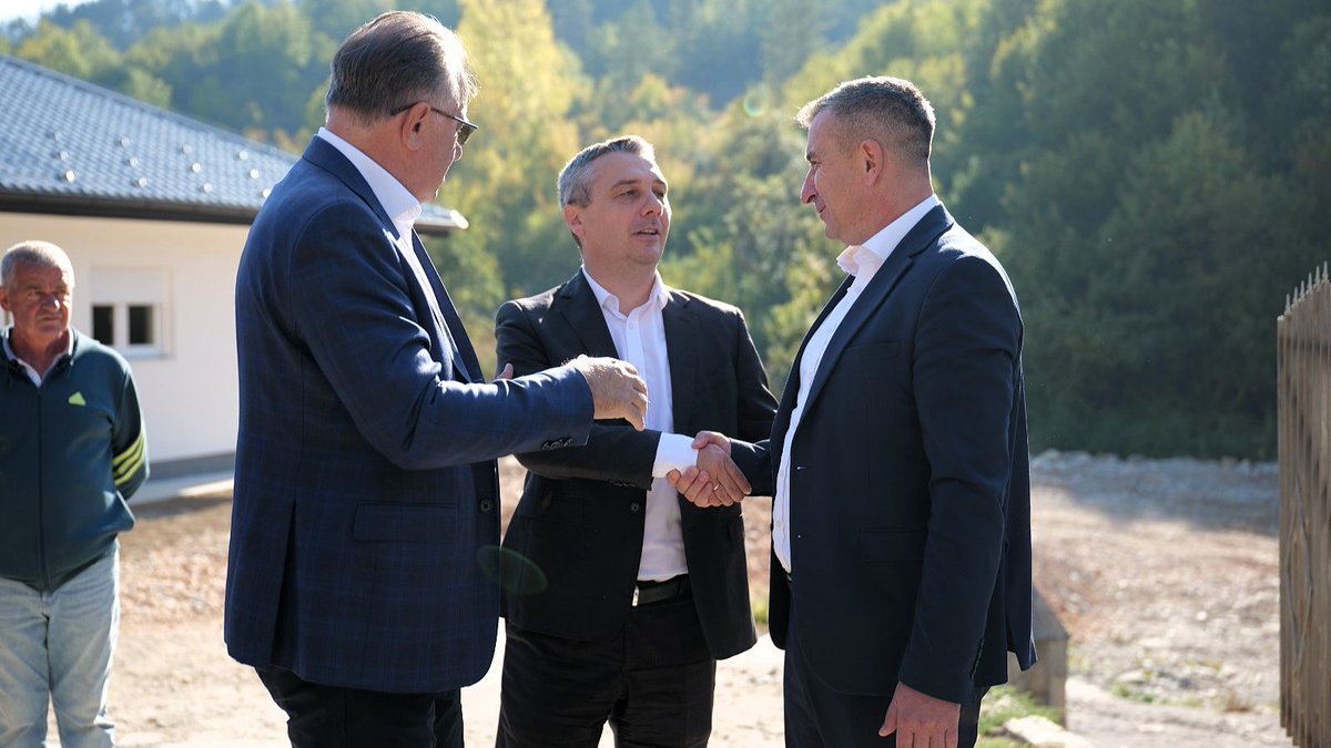 vladafederacije's tweet photo. ✅ Premijer @NiksicN  i ministar Dizdar obišli novoizgrađene objekte u Konjicu: Sigurni i dostojanstveni domovi za porodice pogođene poplavama

Više na 🔗 https://t.co/4QcjO7dP7w

#VladaFederacijeBiH #VladaFBiH #Premijer #FMROI #Konjic #Fojnica #Jablanica #Poplave #Obnova https://t.co/suXWSGX4n7