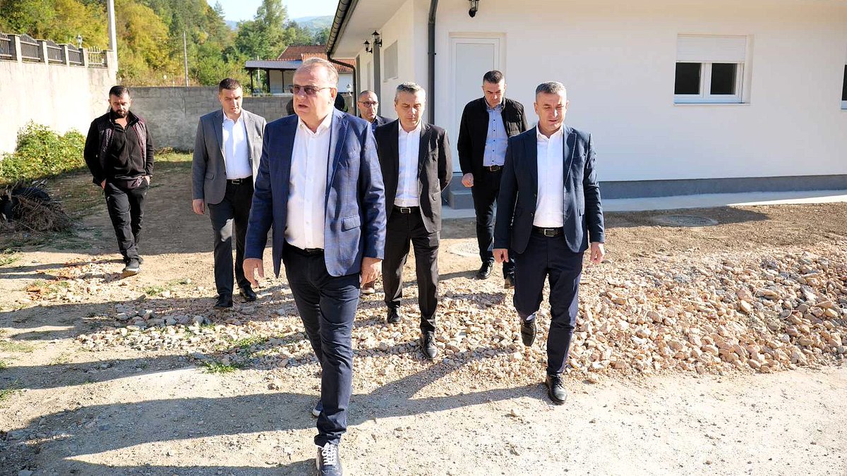 vladafederacije's tweet photo. ✅ Premijer @NiksicN  i ministar Dizdar obišli novoizgrađene objekte u Konjicu: Sigurni i dostojanstveni domovi za porodice pogođene poplavama

Više na 🔗 https://t.co/4QcjO7dP7w

#VladaFederacijeBiH #VladaFBiH #Premijer #FMROI #Konjic #Fojnica #Jablanica #Poplave #Obnova https://t.co/suXWSGX4n7