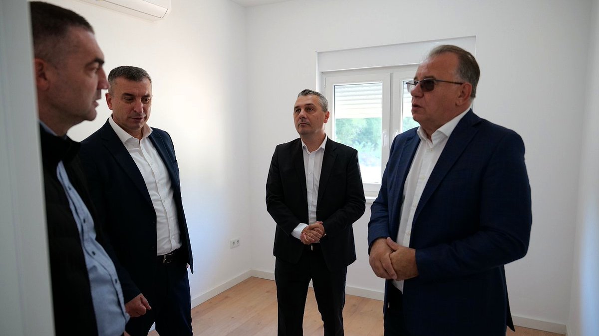 vladafederacije's tweet photo. ✅ Premijer @NiksicN  i ministar Dizdar obišli novoizgrađene objekte u Konjicu: Sigurni i dostojanstveni domovi za porodice pogođene poplavama

Više na 🔗 https://t.co/4QcjO7dP7w

#VladaFederacijeBiH #VladaFBiH #Premijer #FMROI #Konjic #Fojnica #Jablanica #Poplave #Obnova https://t.co/suXWSGX4n7