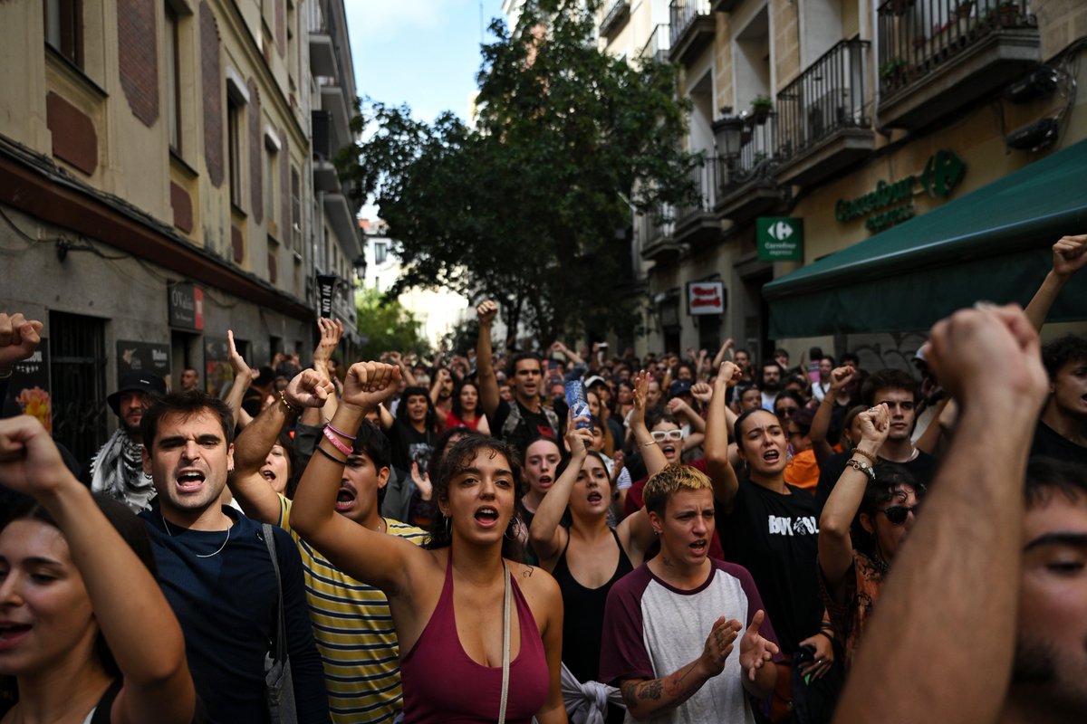 DaniGagoPhoto's tweet photo. Ha subido la gente de la acampada y se ha paralizado el desahucio https://t.co/vPAwpQHBJh