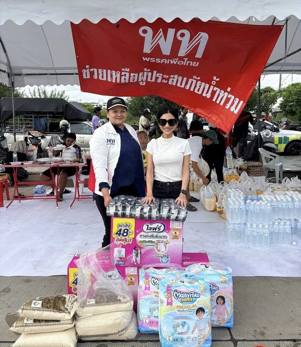 NutcharSlachaw's tweet photo. แดงแก้วตา…มาแล้วค่ะ 💪❤️ 
น้ำสิ่งของมาสมทบกับทางพี่อิม ช่วยเหลือพี่น้อง
ชาวลาดกระบัง .!! 

#แก้วตา 
#พรรคเพื่อไทย
#น้ำท่วมกรุงเทพ https://t.co/AgvG2QOUTB