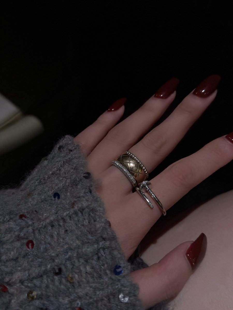 xqu__n's tweet photo. CHANELココクラッシュをサンドしてもかわいいのでやはりVCAペルレとapartryのパヴェリングは万能💍✨️ https://t.co/G1GujvKYHQ