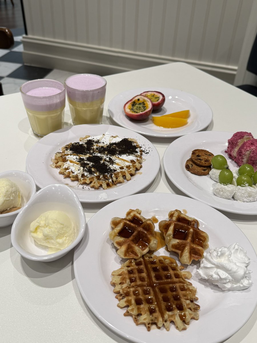 zwexxe's tweet photo. 슈리던트 클럽 쿠폰 쓰려고 에슐리 왔는데 자색 고구마 폼 라떼랑 자색 고구마 화이트 롤 미친거 같음 카페 고구마 라떼 보다 맛있어🥹🥹 https://t.co/zzFzQkgdOt