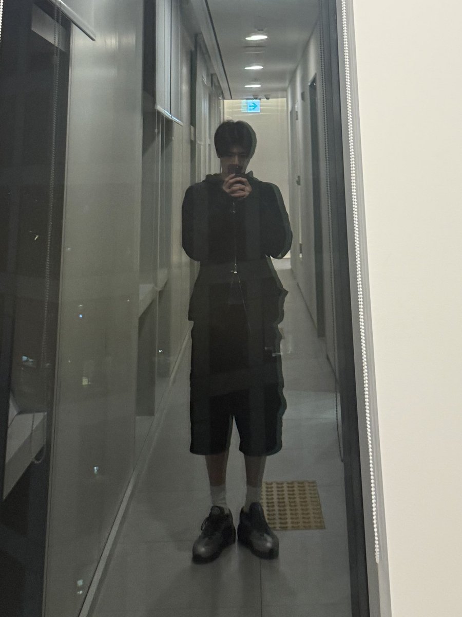 SionlyOo's tweet photo. 코디 자신 없으면 그냥 이 분한테 알아서 입게
맡기세요! 이 분 센스 되게 좋으셔서 옷 잘 입으심
ㅊㅊ! https://t.co/3JAQ2ELT00