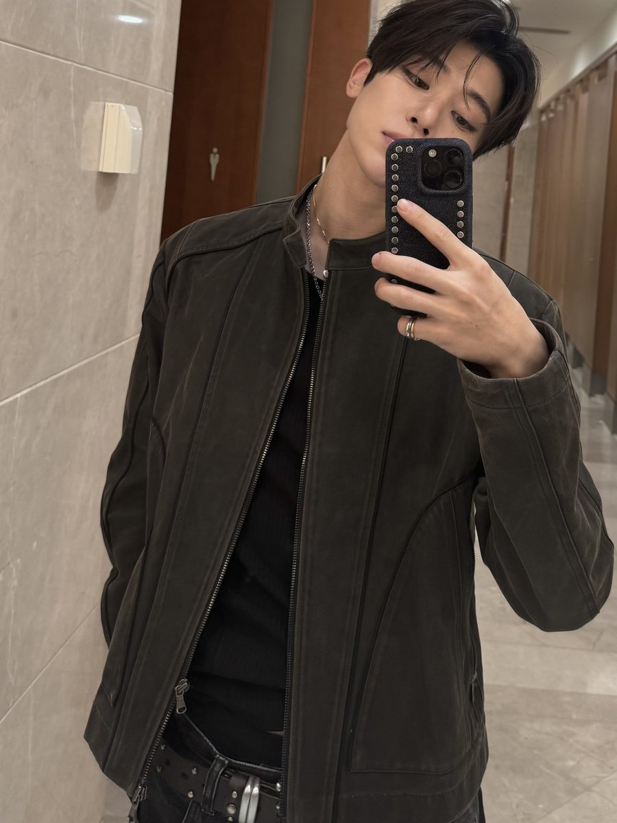 SionlyOo's tweet photo. 코디 자신 없으면 그냥 이 분한테 알아서 입게
맡기세요! 이 분 센스 되게 좋으셔서 옷 잘 입으심
ㅊㅊ! https://t.co/3JAQ2ELT00