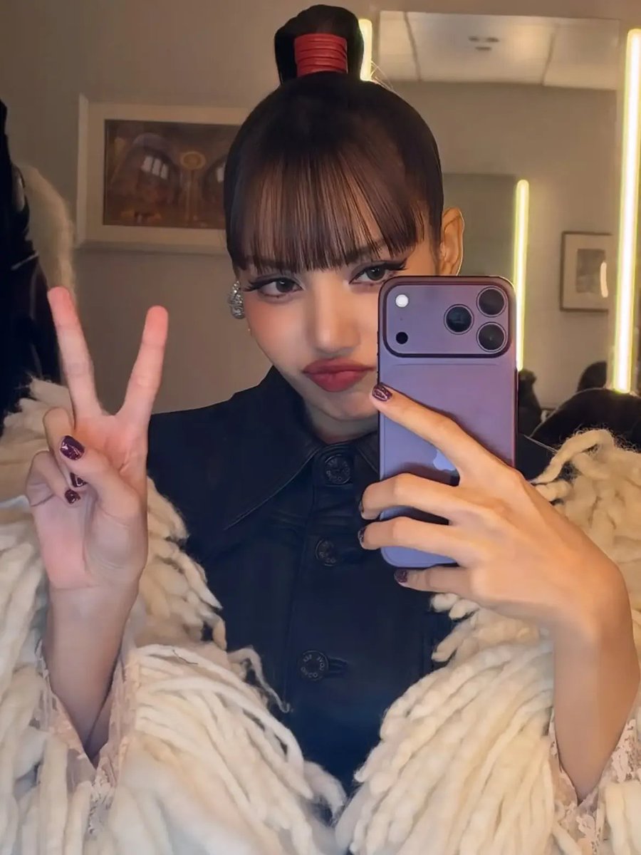 nisaputri_o's tweet photo. LISA ig story update with her new iPhone 18 pro Burgundy 😍 

#LISA #LALISA https://t.co/jjAtumsP8W