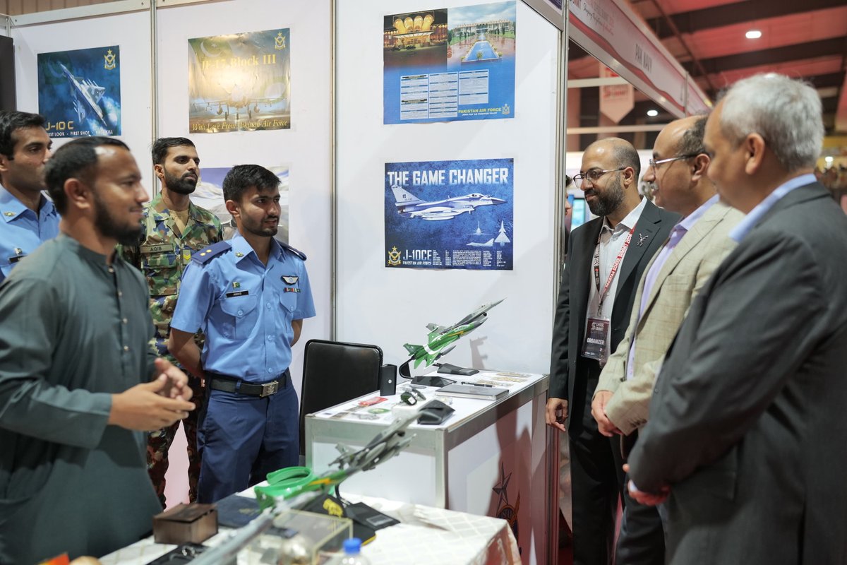 SchoolSummitPK's tweet photo. We were honored to welcome 𝗕𝗿𝗶𝗴. 𝗥𝗮𝗳𝗶𝗾𝘂𝗲 𝗔𝘄𝗮𝗻, Sector Commander Sindh (ASF), to the 𝗣𝗮𝗸𝗶𝘀𝘁𝗮𝗻 𝗦𝗰𝗵𝗼𝗼𝗹 𝗦𝘂𝗺𝗺𝗶𝘁 𝟮𝟬𝟮𝟲! 

His presence added great value to the event, underscoring the vital importance of leadership, discipline, and security in fostering quality education for our future leaders.

We extend our sincere gratitude for his time and inspiring address!

#PakistanSchoolSummit2026 #EducationLeaders #PSS2026