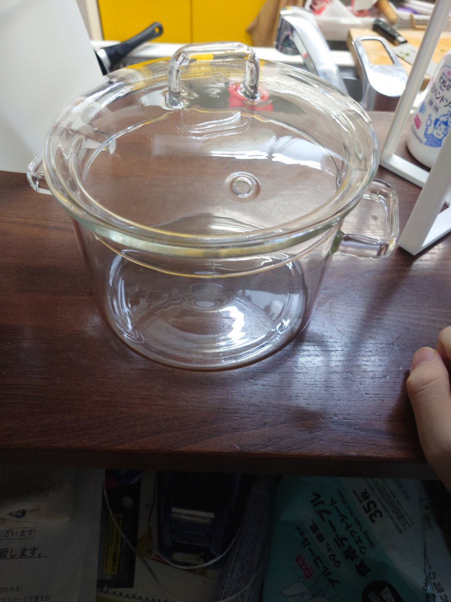 4b4_zuke's tweet photo. 親父のクソ買い物コーナー
『ガラス製の鍋』
これでうちにある鍋は4つ。家のIHは3つ。
本人曰くこれで米を炊けば映えるとの事、ちなみにこの鍋はIH不可 https://t.co/UghEAu7GVI