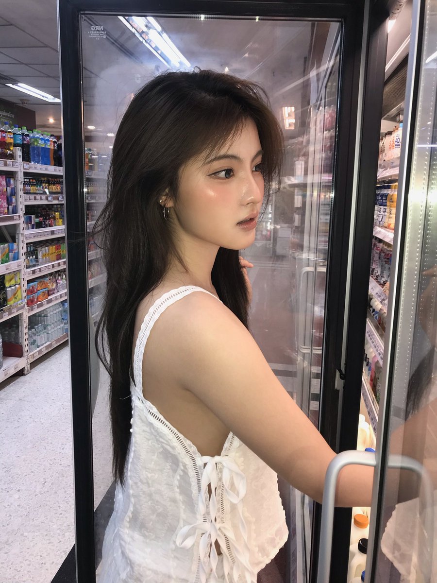 attarnat's tweet photo. หยิบให้หน่อย เอื้อมไม่ถึง #attarnat https://t.co/HoY94jg4pT
