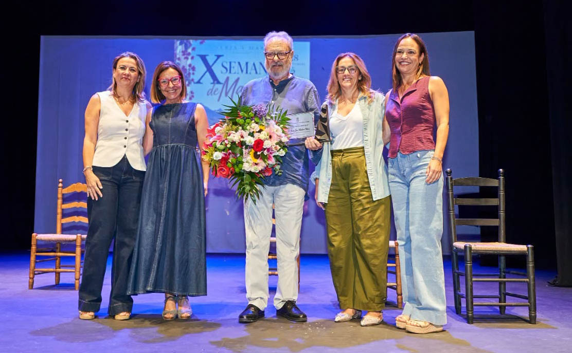 JoseCarlosFdez's tweet photo. Nerja homenajea a Juan Luis Medina Olmos, profesor de Juanjo Artero y Gerardo Garrido, por su trayectoria como docente y hombre de la cultura. Les dio clases durante el prolongado tiempo que ambos estuvieron en el municipio malagueño rodando #veranoazul.
https://t.co/oNxk5HcPhr https://t.co/xwaozou5fZ