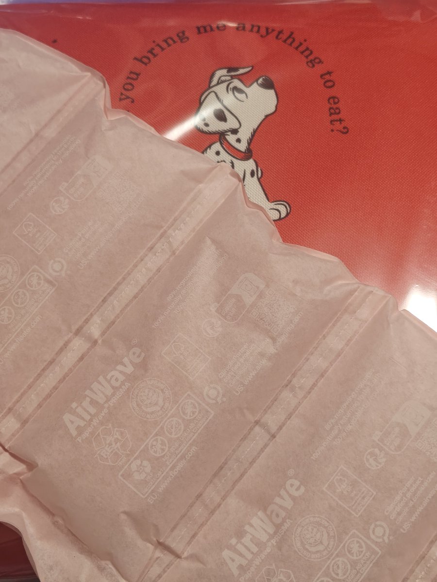 D_fan009's tweet photo. ディズニーストアで注文した商品の梱包用クッションが紙製品になってて、驚いたー！✨
ありがたい！！！！！ https://t.co/iSdslkjDQR