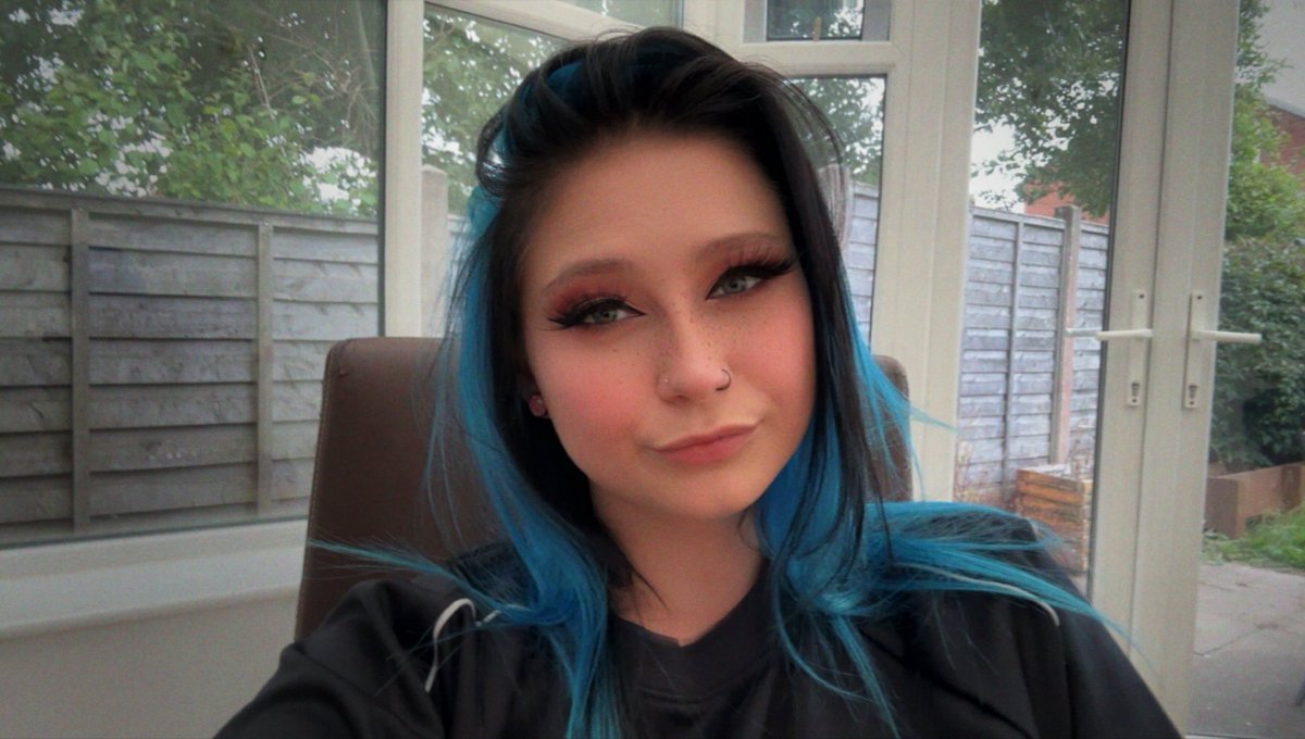 NeonNinjaaa's tweet photo. Good morning❤️ 

I’m going to leave my throne here while I’m at work🥰

https://t.co/jX0S7SSwv2

#poketwt #throne #thronetwt #wishlist https://t.co/k1L3Qrx4jA