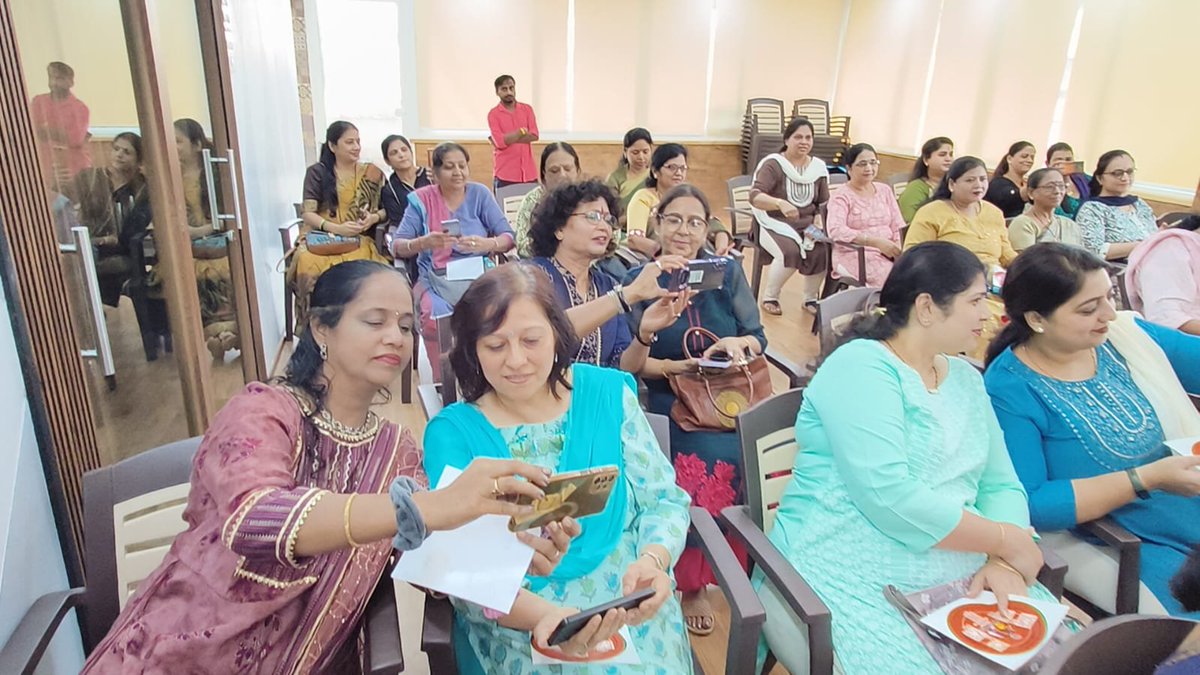 anandkmaini's tweet photo. जब नारी शक्ति डिजिटल माध्यमों से जुड़ती है, तो जानकारी घर-घर तक पहुँचने लगती है। 📱
#HamaraAppNaMoApp
@chetanaupadhya2 @BJP4Mumbai @BJP4Maharashtra
@PMOIndia @NitinNabin @sunilbansalbjp @blsanthosh @BJP4India @AmitShah
#NaMoApp #NariShakti https://t.co/RxGY5H0UBN