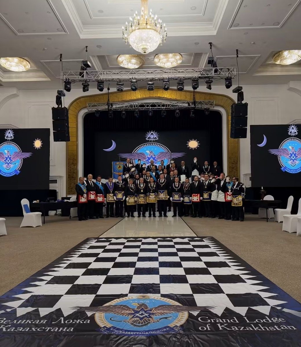 kemalozercom's tweet photo. Aşağıdaki kareler Kazakistan'daki bir mason locasına ait.

Dikkat eden içlerinde (belki de) hiç Türk yok.
Hepsi Rus, Ermeni, yahudi tipler.
Ülkenin kaynaklarına çökenler bunlar.
Türk Birliği'nin güçlenmemesinin ardında yatan sebeplerden biri de bu haydutlar https://t.co/2IAdKvOLFS