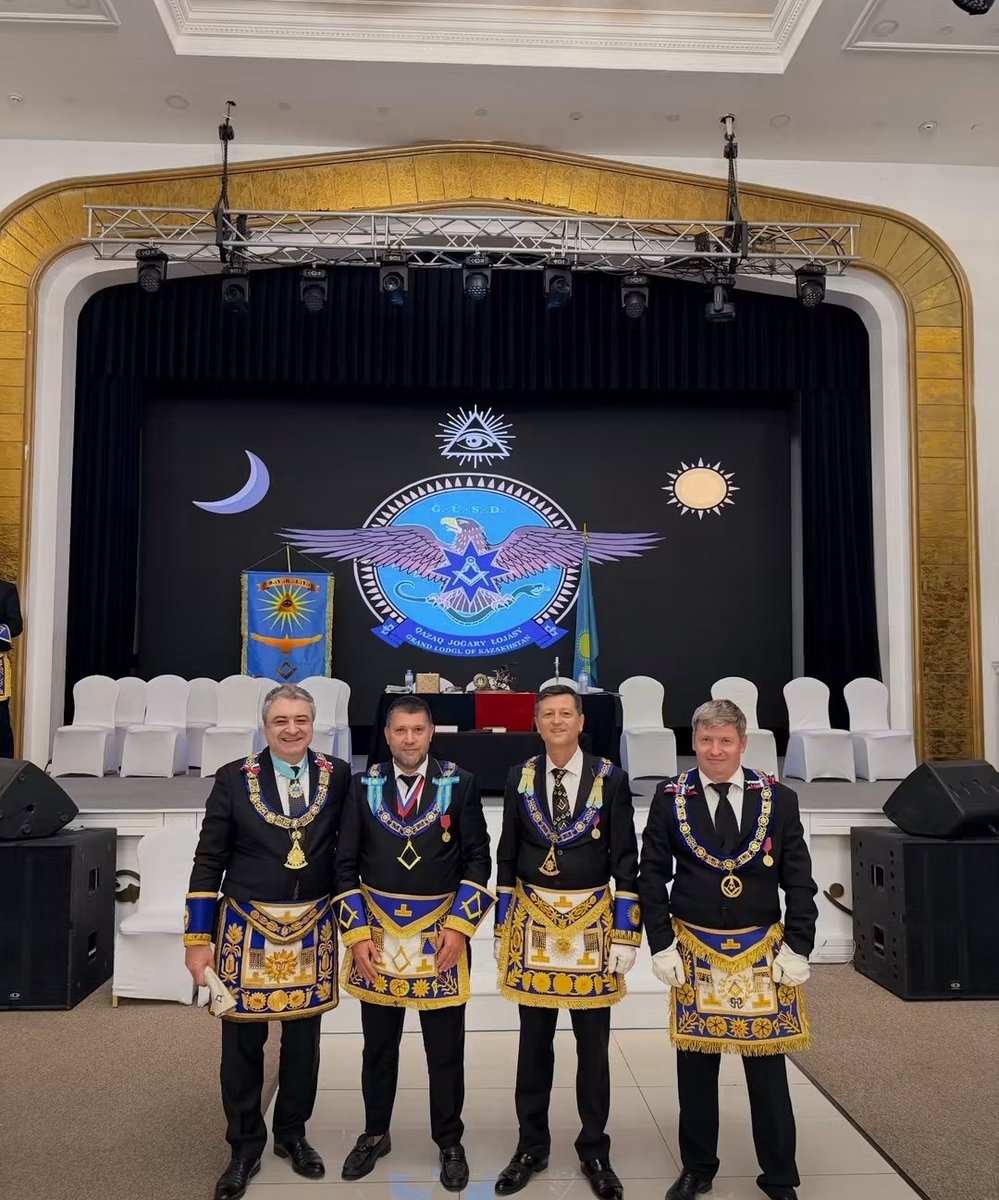 kemalozercom's tweet photo. Aşağıdaki kareler Kazakistan'daki bir mason locasına ait.

Dikkat eden içlerinde (belki de) hiç Türk yok.
Hepsi Rus, Ermeni, yahudi tipler.
Ülkenin kaynaklarına çökenler bunlar.
Türk Birliği'nin güçlenmemesinin ardında yatan sebeplerden biri de bu haydutlar https://t.co/2IAdKvOLFS