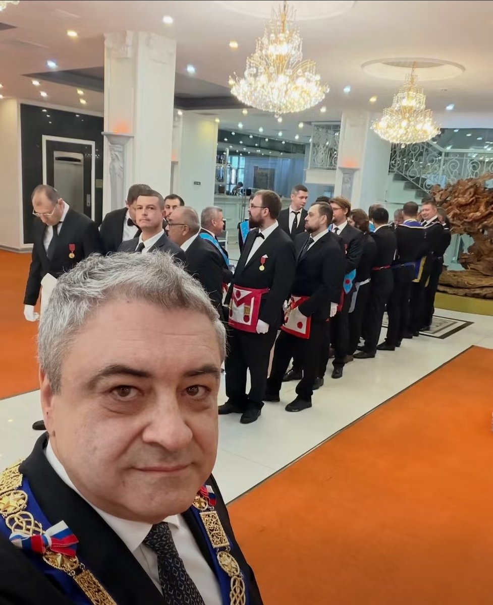 kemalozercom's tweet photo. Aşağıdaki kareler Kazakistan'daki bir mason locasına ait.

Dikkat eden içlerinde (belki de) hiç Türk yok.
Hepsi Rus, Ermeni, yahudi tipler.
Ülkenin kaynaklarına çökenler bunlar.
Türk Birliği'nin güçlenmemesinin ardında yatan sebeplerden biri de bu haydutlar https://t.co/2IAdKvOLFS