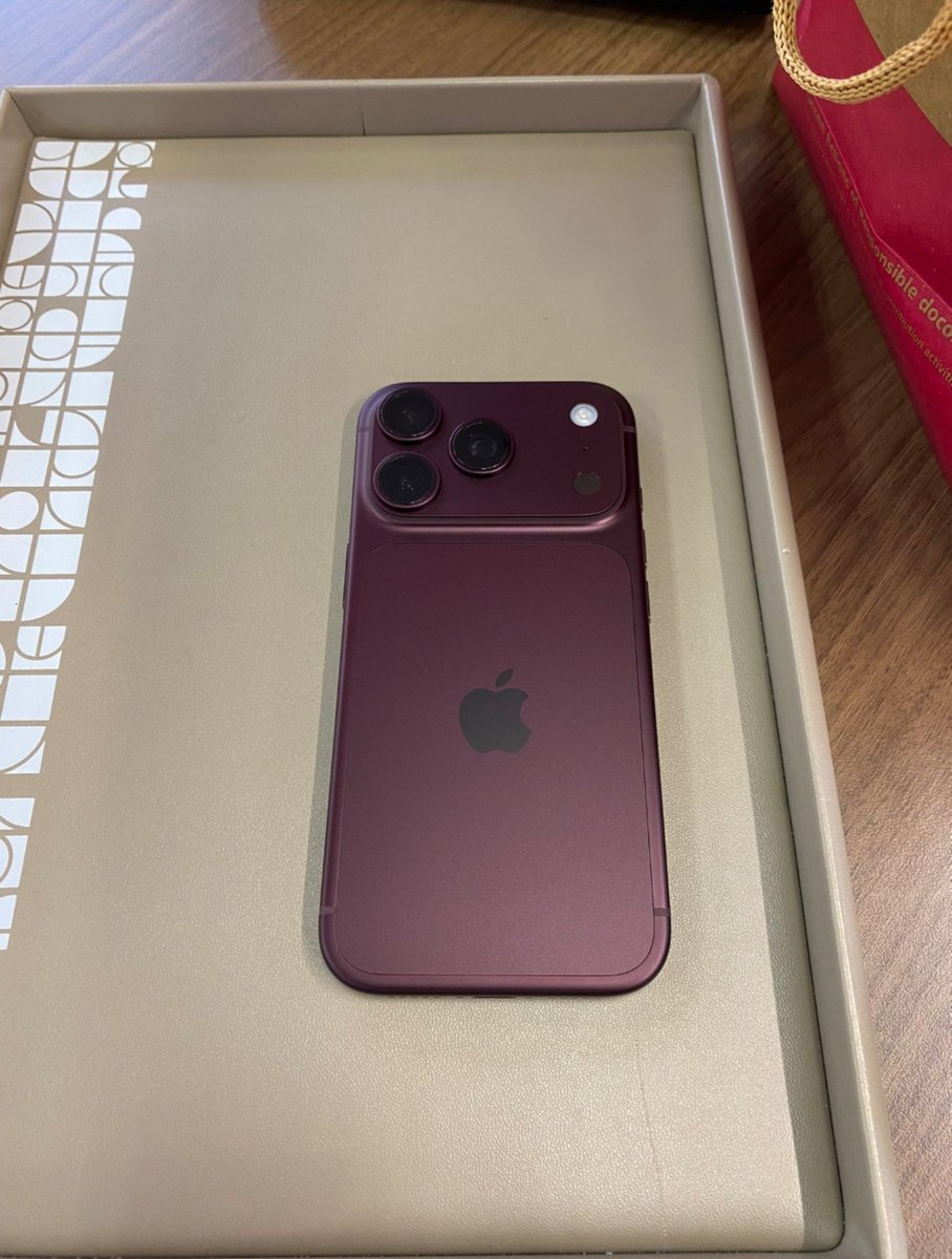 fafajgiy's tweet photo. なんとスマホが6年使ったiPhone11からiPhone18pro ドスケベ人妻ランジェリーミッドナイトパープルになりました https://t.co/eH1Dn6uisx