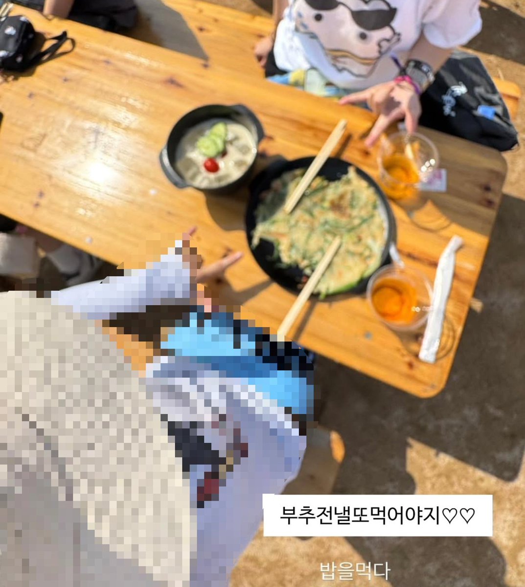 formylxcky's tweet photo. 부녀회에서 판매하는 부추전 부락에서 가장 맛있는 음식입니다...... 실제로 작년엔 부추전을 먹기 위해 갔오요 https://t.co/GF3rtrmahU
