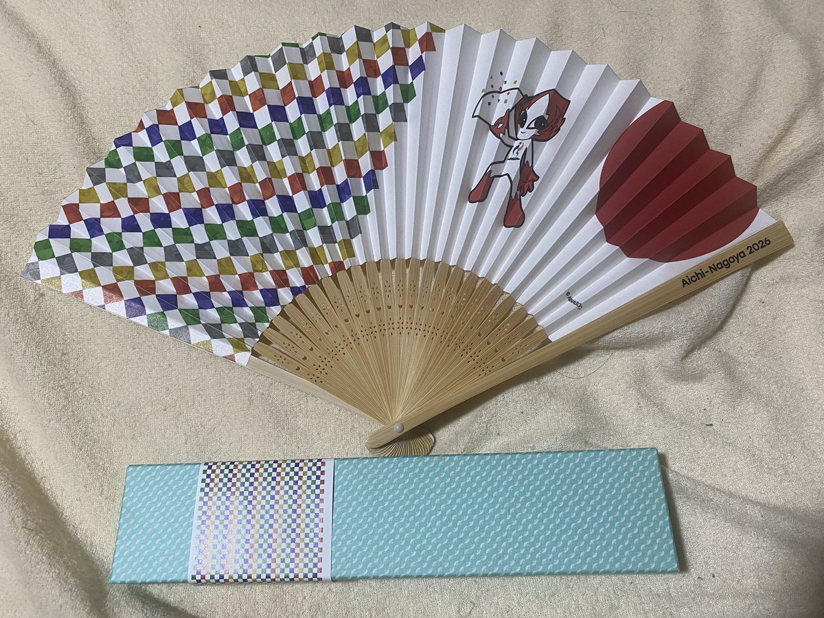 YuuriShinan's tweet photo. 名古屋へ行って三越で扇子ホノホン🪭を買ったのがあった！ https://t.co/bS5wR4XDqH