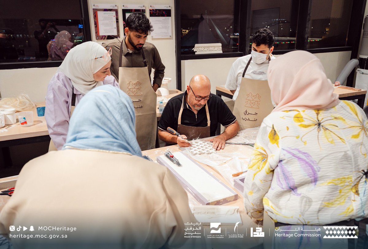 MOCHeritage's tweet photo. بين قوالب الجبس وزخارفه؛ طبق المشاركون مهارات صناعة الأعمال الحرفية التي تعلموها خلال الورشة المتخصصة المقامة في #بيت_الحرفيين بجدة بارك، بالتعاون مع بيت الخبرة “مؤسسة نهر الأردن”.

#هيئة_التراث https://t.co/wZ5HDIcBEs