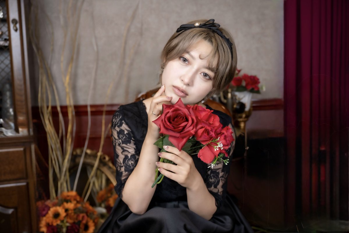 marmaladeann's tweet photo. 黒いドレスと赤い薔薇🥀

#portrait https://t.co/nh8hwLyhMH