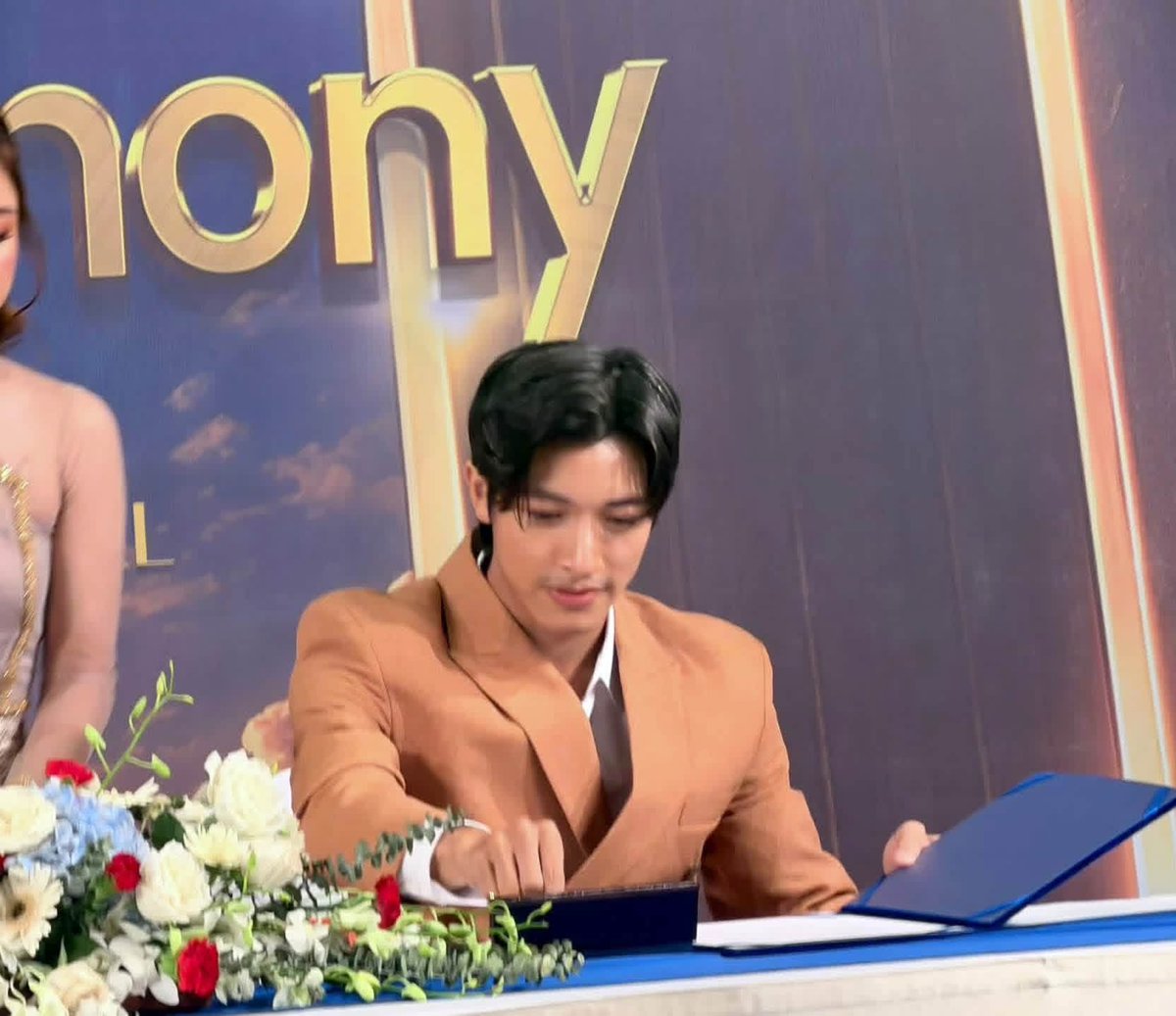 Zarcklzgv's tweet photo. ✨ The Signature of a New Grand Landmark Development (GLD) 
ရဲ့ Brand Ambassador ခန့်အပ်ပွဲ 🌟🌻🌟

29.9.26
✨ Aung Za Bu ✨
#myanmar Traditional Art
#GrandLandmarkDevelopment #GLD #BrandAmbassador #AungZaBu #anewchapterbegins https://t.co/VheHUU4uEs