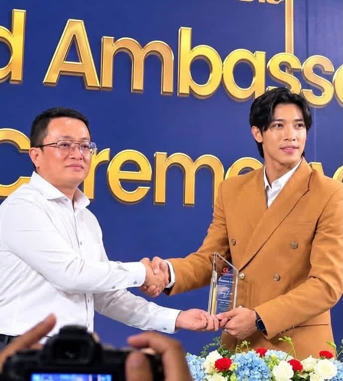 Zarcklzgv's tweet photo. ✨ The Signature of a New Grand Landmark Development (GLD) 
ရဲ့ Brand Ambassador ခန့်အပ်ပွဲ 🌟🌻🌟

29.9.26
✨ Aung Za Bu ✨
#myanmar Traditional Art
#GrandLandmarkDevelopment #GLD #BrandAmbassador #AungZaBu #anewchapterbegins https://t.co/VheHUU4uEs
