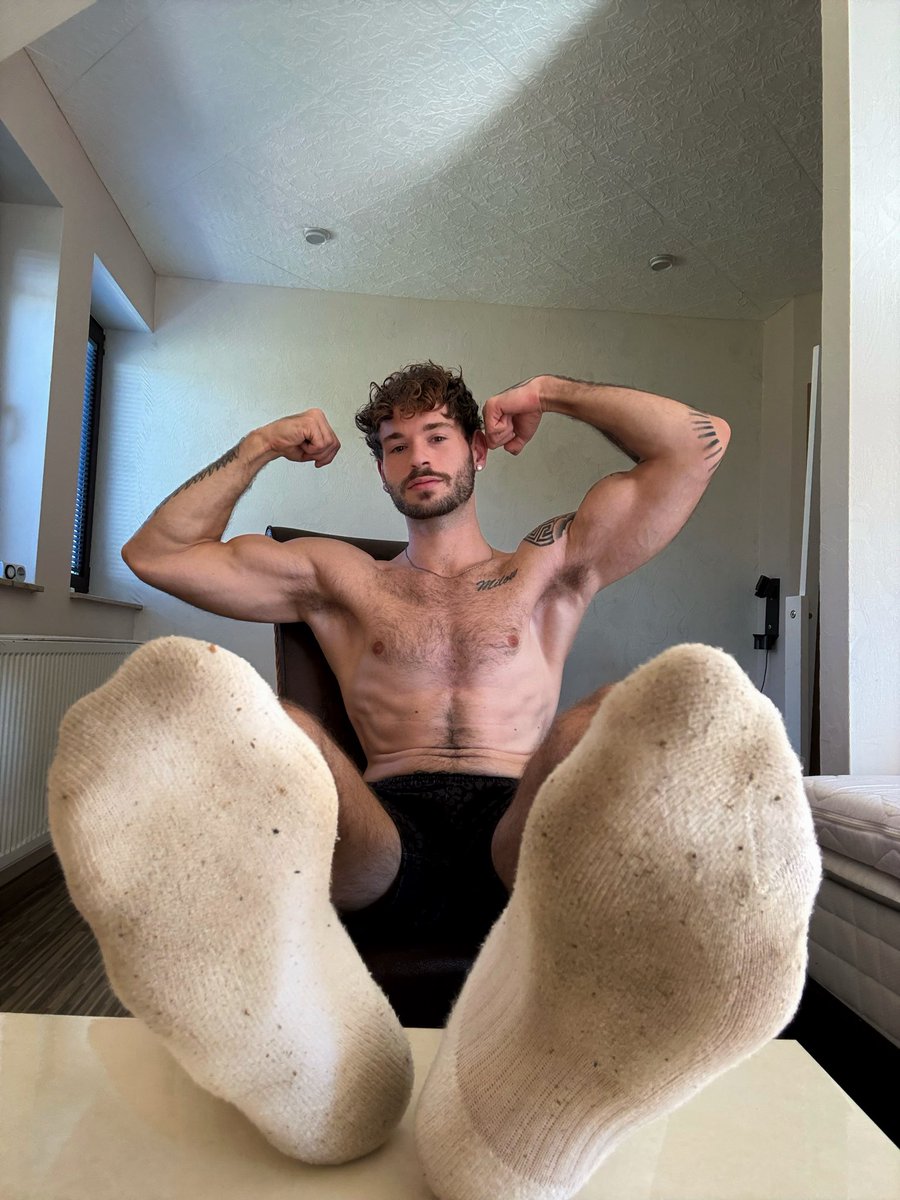 mastermacstl's tweet photo. Sweating after the gym 😏 Which do you prefer, right or left?👣 https://t.co/Rt8SHcG7c6