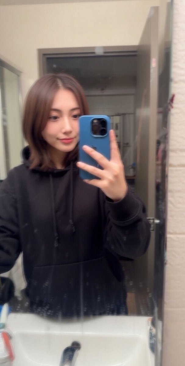 aya0825day's tweet photo. 2、3年前の写真なんだけどさ
よくみんなから鏡汚いって
言われるけど、、、
中身も身体も綺麗だから（多分） https://t.co/L4pKieGvxA