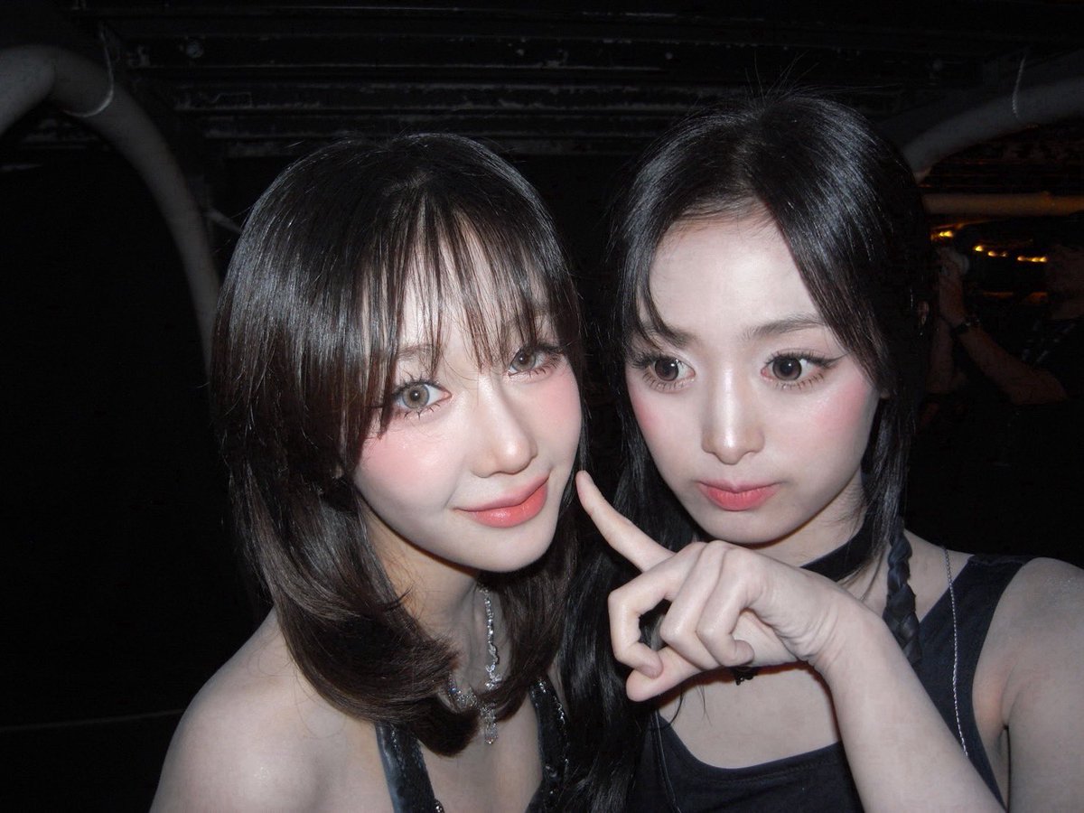 picbaemon's tweet photo. PHARITA WEVERSE UPDATE 

me w my mochi 👈🏻 https://t.co/y02OodfMKT