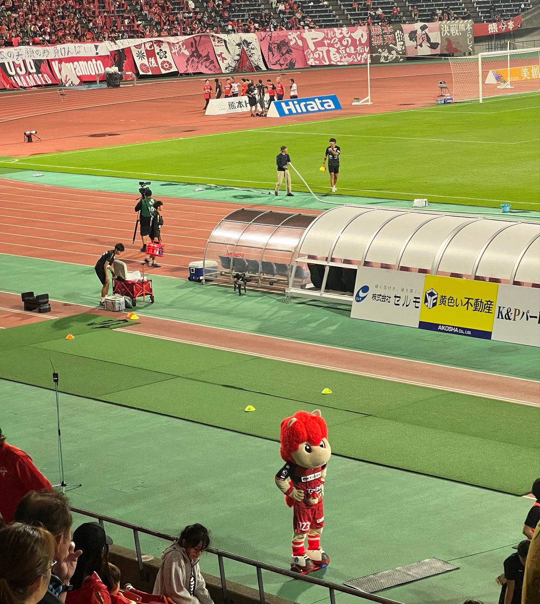 yomeoka's tweet photo. ロアッソくんの首から下げてるポーチはいつ発売ですか！？！？
ずーーーーーーっと数年前から求めてたものが遂に販売開始？？
もしかしてもう終わった！？！？！？ https://t.co/aLlqFHHeAM