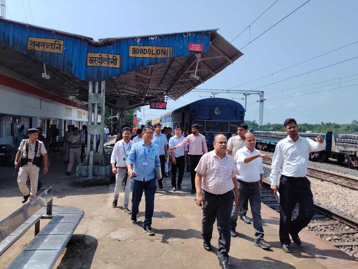 drm_tsk's tweet photo. DRM/Tinsukia, along with Branch Officers, conducted a window trailing inspection of the New Tinsukia–North Lakhimpur section. The inspection focused on ABSS works, passenger amenities and tower wagon sidings at Dhemaji and North Lakhimpur. https://t.co/J1kNUki6oP