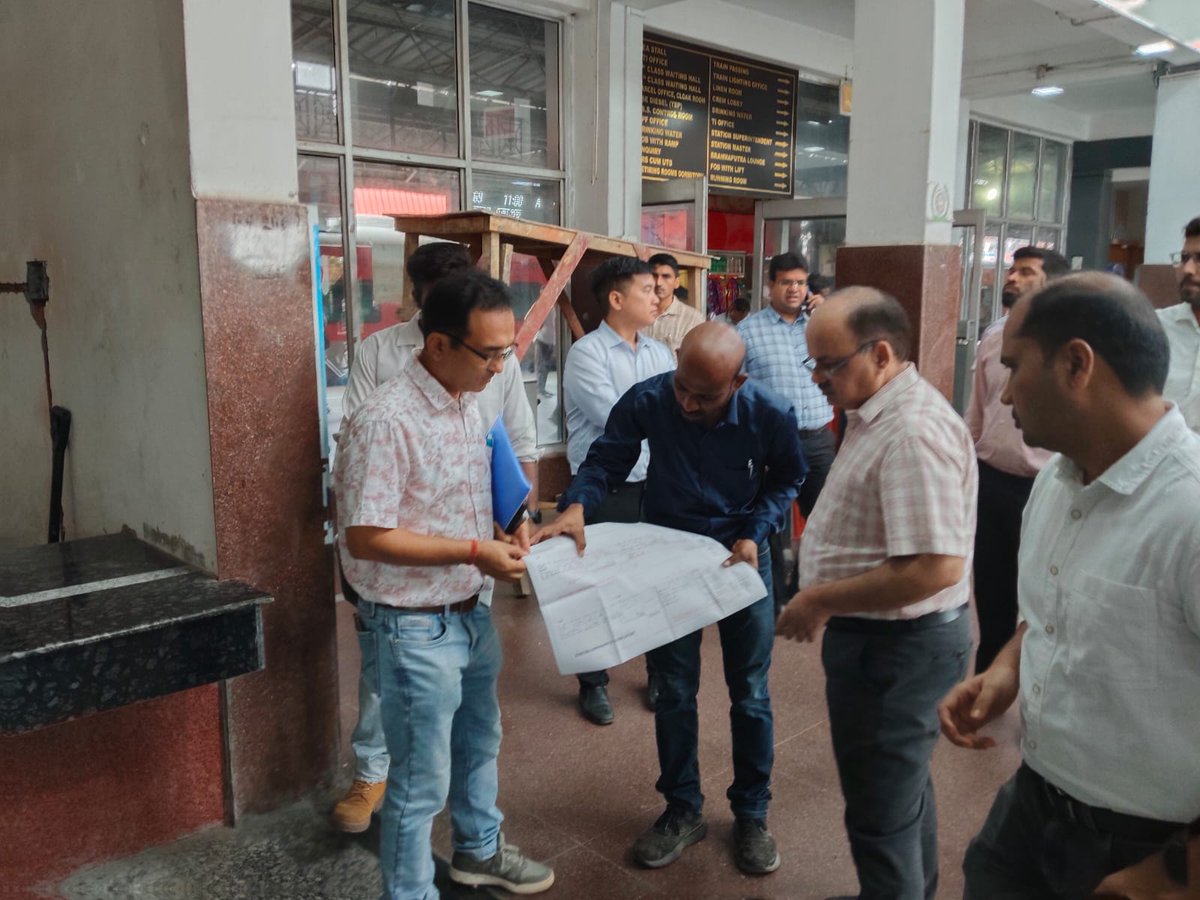 drm_tsk's tweet photo. DRM/Tinsukia, along with Branch Officers, conducted a window trailing inspection of the New Tinsukia–North Lakhimpur section. The inspection focused on ABSS works, passenger amenities and tower wagon sidings at Dhemaji and North Lakhimpur. https://t.co/J1kNUki6oP