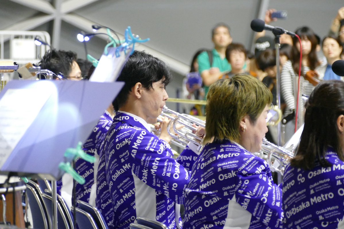 OsakaShion's tweet photo. 【御礼🚇】

＼🚇Osaka Metro presents✨／
📯吹奏楽フェスティバル2026🎺

📍グラングリーン大阪 うめきた公園「ロートハートスクエアうめきた」
雨天でしたが、たくさんのお客様にご来場いただきました🙇‍♀️🙇

プログラムはジャズやポップスの名作を演奏🎶
Shionサウンドがうめきた公園に響き渡り、雨にも負けない熱気に包まれました🥹✨
お足元の悪いなかご来場いただき本当にありがとうございました💐

アンコールはこちらです💁‍♂️
♪ 好きすぎて滅！（浅野 尚志／編曲：金山 徹）

Shionはこれからも、皆さまに音楽を身近に楽しんでいただけるよう、さまざまな場所へ音楽をお届けしてまいります🎺🎶

👇次回の注目公演は…
京都コンサートホールにて開催！「第9回京都定期演奏会」✨
吹奏楽の名作の数々をお届けいたします😆

チケットは好評販売中です🎫
ぜひこちらもご来場ください🎵

✅第9回京都定期演奏会
📅2026年10月12日(月･祝) 14:00開場／15:00開演
🙋🏻‍♂️大井駿
📍京都コンサートホール 大ホール

▼詳しくはこちら▼
https://t.co/eEGSrKLZCl

#オオサカシオン
#OsakaMetro
#吹奏楽